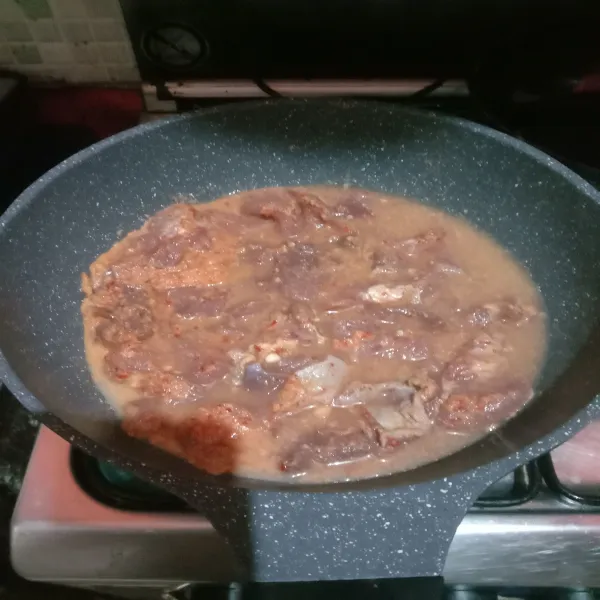 Masak daging dalam panci/ wok dan tambahkan air, aduk rata lalu tutup dan biarkan hingga daging empuk. Bila daging belum empuk tambahkan lagi air