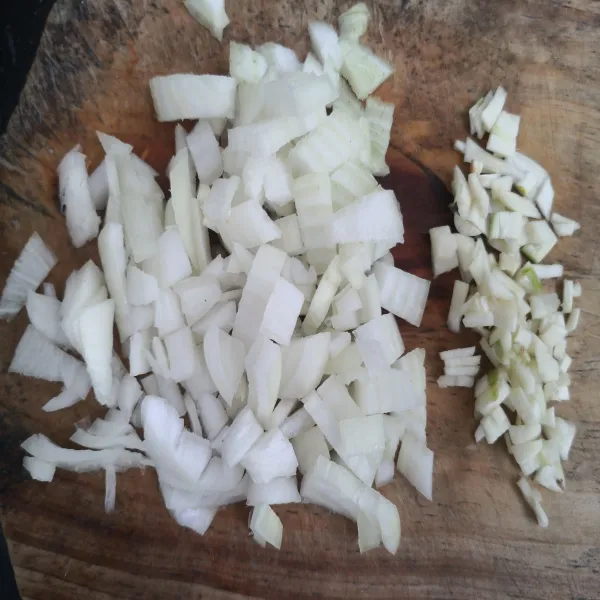 Potong bawang bombay dan Cincang kasar bawang putih