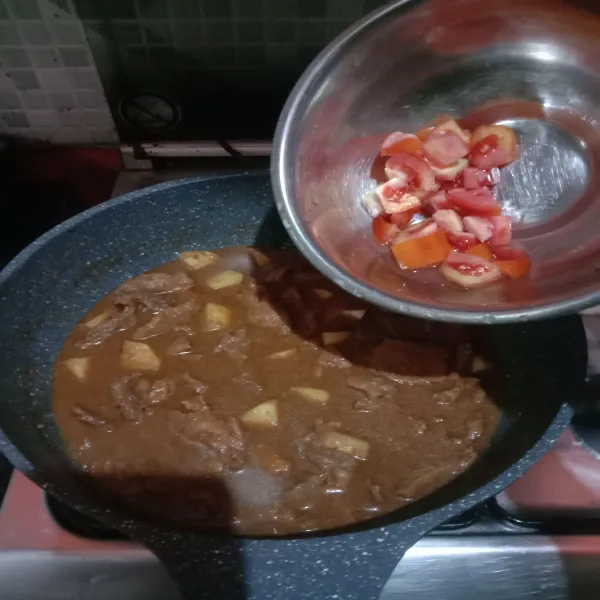 Bila sudah meresap & daging empuk, masukan kentang & tomat. Masak hingga kentang empuk & bumbu meresap. Angkat & taburi dengan bawang merah goreng