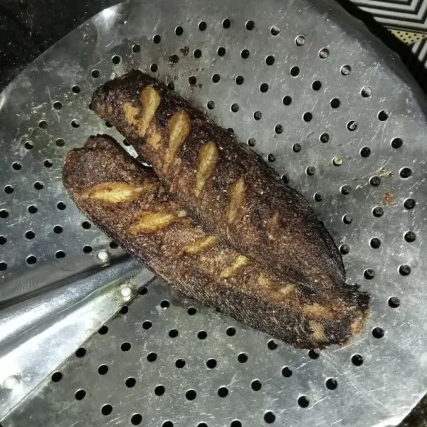 Goreng ikan lele yang sudah dibumbui hingga matang, tiriskan.