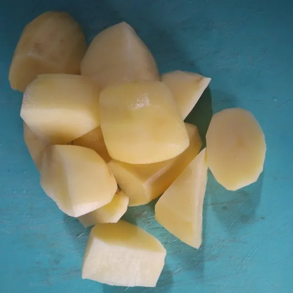 Potong-potong kentang, kemudian rebus hingga matang.