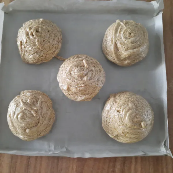 Semprotkan di atas roti. Panggang roti selama 40menit dengan suhu 170°C.