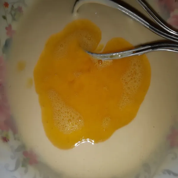Setelah diaduk beri margarin cair, aduk rata