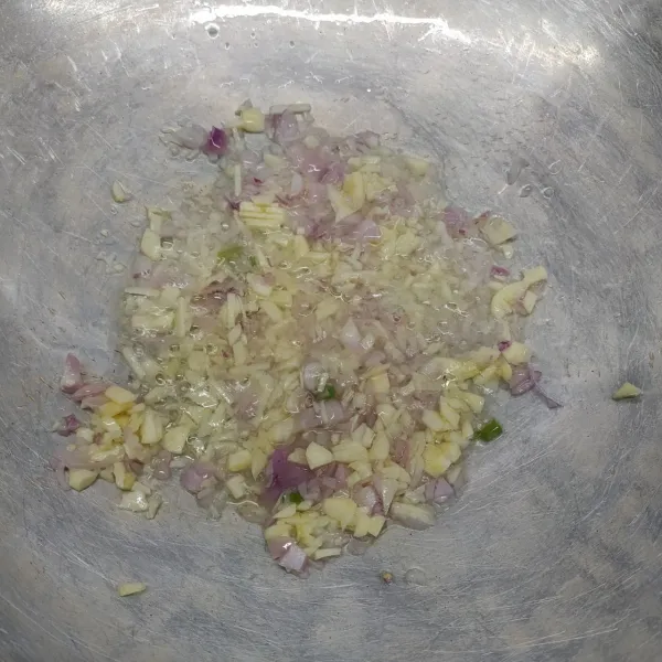 Panaskan minyak goreng, tumis bawang merah dan bawang putih sampai layu dan wangi.