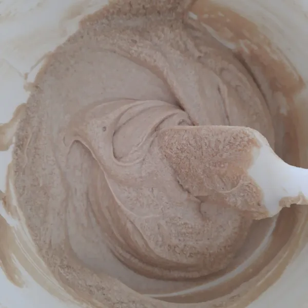 Mixer butter dan telur, tambahkan pasta kopi, terigu dan gula pasir. Aduk rata. Masukkan piping bag.