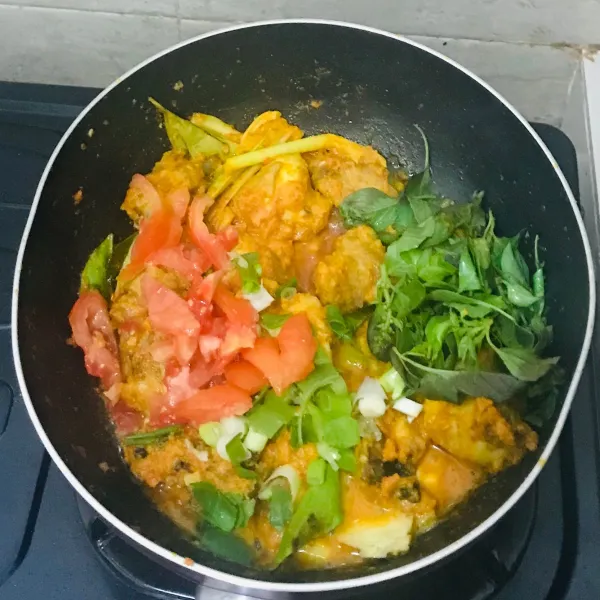 Terakhir tambahkan tomat, daun bawang dan kemangi