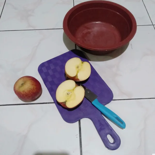 Potong apel sesuai selera, buang bijinya dan jangan lupa dicuci bersih