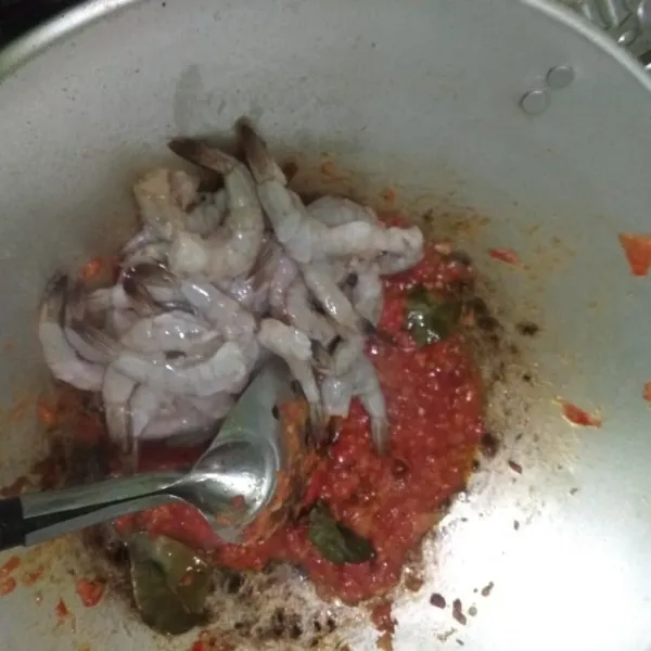 Masukan udang, masak oseng oseng