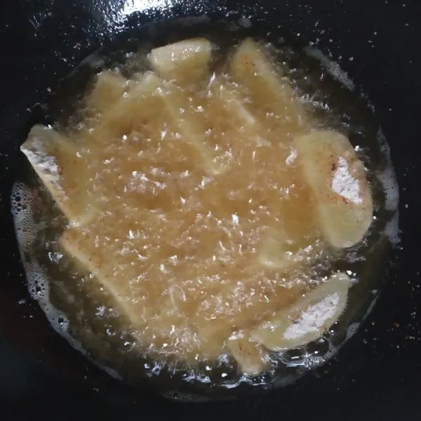 Panaskan minyak, goreng kentang dengan api sedang hingga kuning keemasan, kemudian tiriskan selama 5 menit
