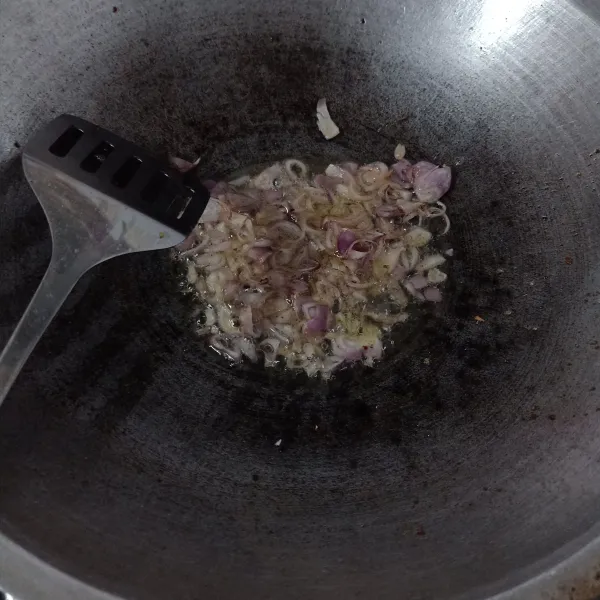 Tumis bawang merah sampai agak kering dan harum.