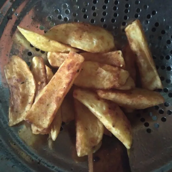Dalam minyak yang benar-benar panas, goreng kembali kentang sambil diaduk hingga kecoklatan dan krispi, tiriskan