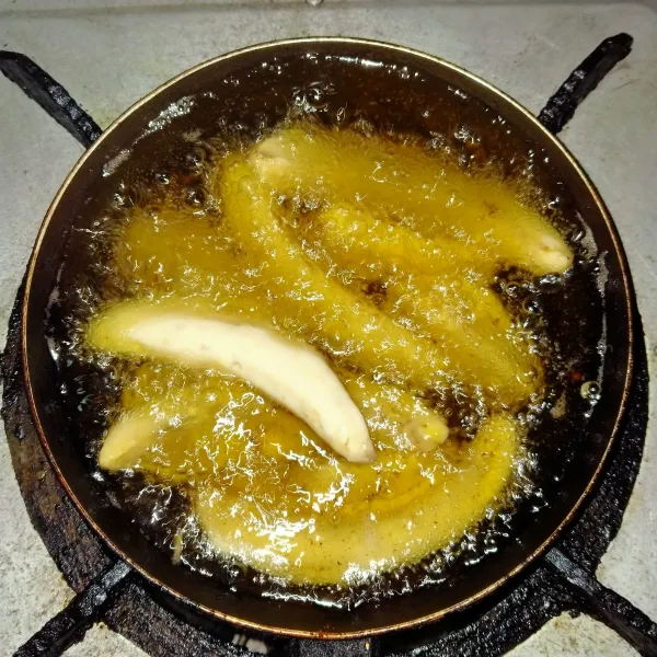 Panaskan minyak goreng hingga matang lalu sisihkan.