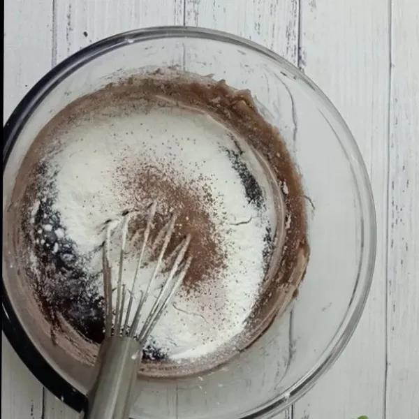 Setelah tercampur rata masukan tepung dan coklat powdernya sambil diayak agar tidak bergerindil