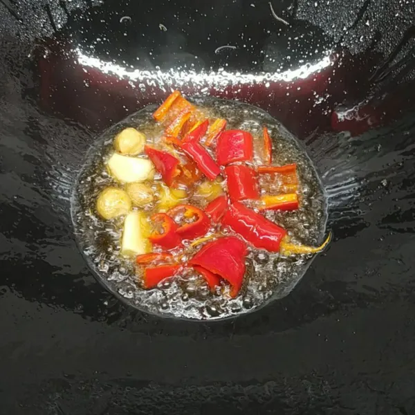 goreng bawang putih, kemiri dan cabe merah sampai layu.
