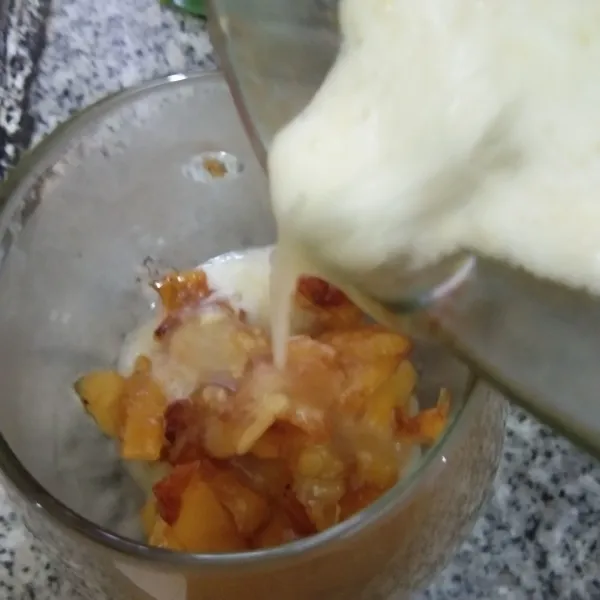 Tambahkan jus nanas.