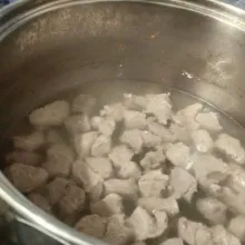 Rebus daging terlebih dulu hingga empuk. Angkat, sisihkan kaldunya.