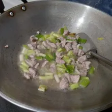 Masukan daging rebus. Aduk.