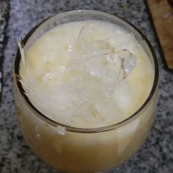 Beri es batu secukupnya.