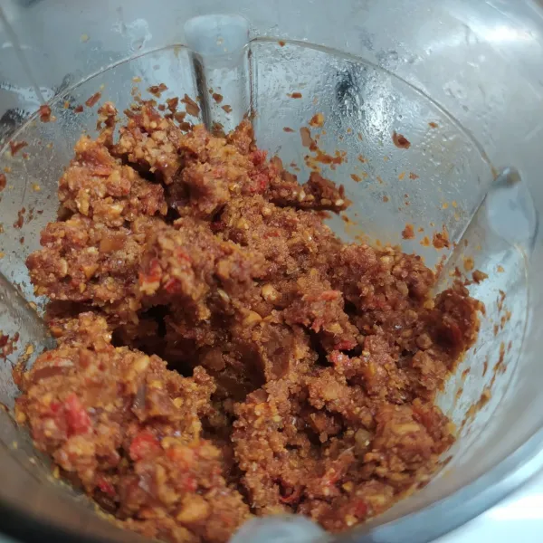 haluskan  gorengan kacang tanah, bawang putih, kemiri dan cabe merah sampai halus.