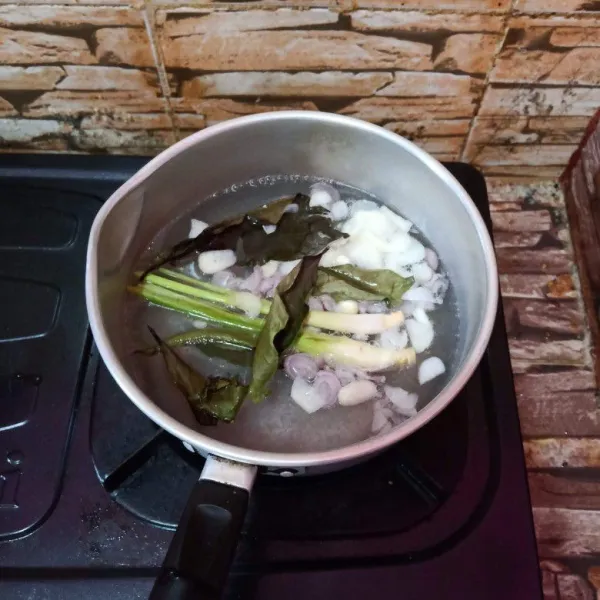 Masukkan bawang putih, bawang merah, sereh, jahe dan daun salam. Masak hingga wangi.