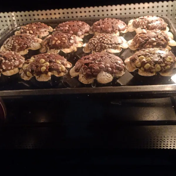 Panaskan oven 15 menit sebelumnya, lalu oven pie browniesnya dengan suhu 175°C dengan api atas bawah selama -+30 menit, setelah matang dinginkan terlebih dahulu sebelum dikeluarkan dari cetakan.
