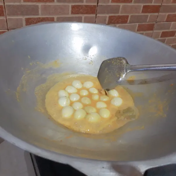 Masukkan telur, air, garam, gula & merica. Masak dengan api kecil hingga air tinggal setengahnya.