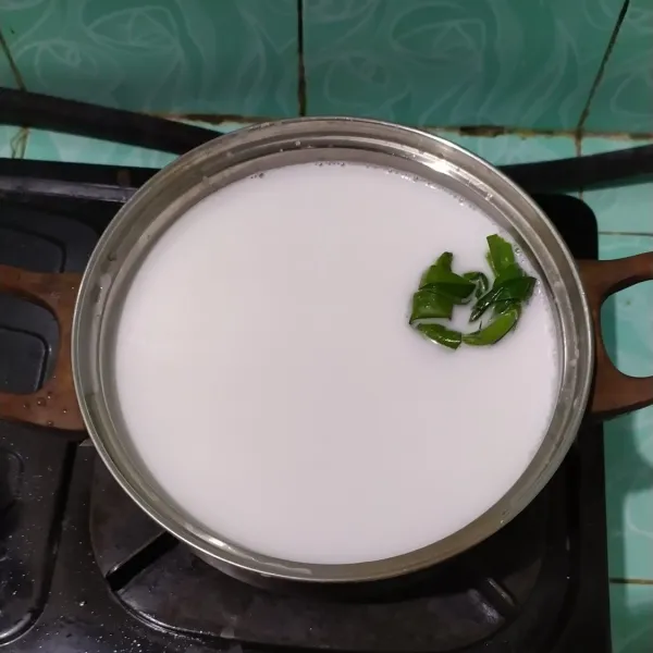 Masak santan, gula pasir + daun pandan, hingga mendidih aduk terus jangan sampai santan pecah