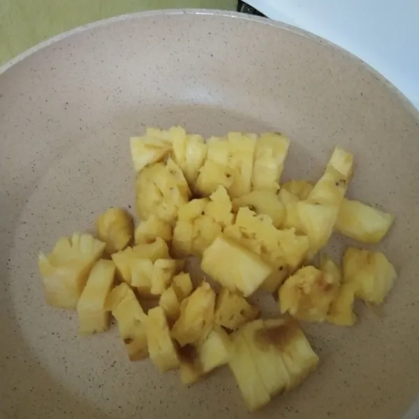 Buat nanas karamel terlebih dahulu, potong dadu nanas.