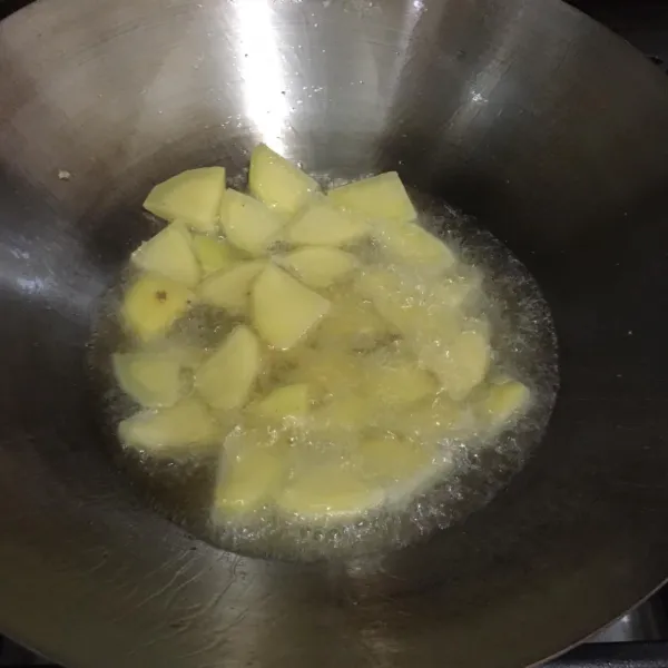 Cuci, kupas dan potong-potong kentang. Lalu goreng hingga matang.