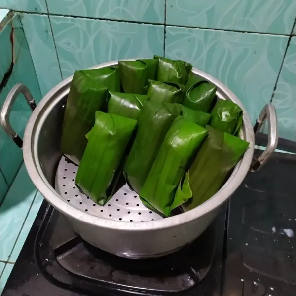 Kukus (tips mengukus nagasari supaya tidak nyeprot dengan cara berdiri)