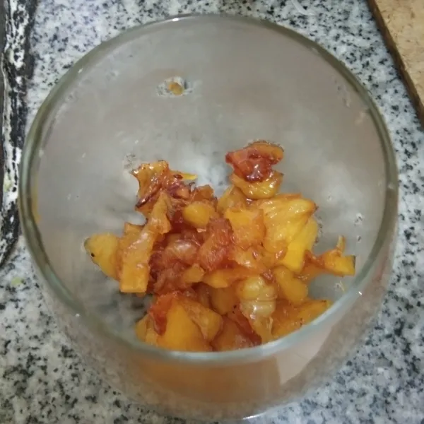 Siapkan gelas saji, tuang nanas karamel.