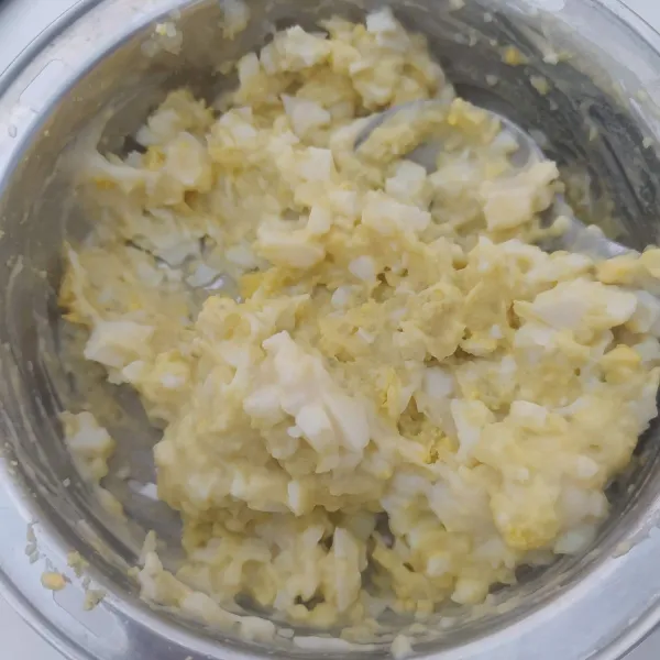 Buat Saos A, haluskan telur dan kentang dengan garpu kemudian tambahkan mayonaise dan susu kental manis. Sisihkan.