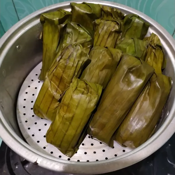 Dengan cara berdiri selain hemat tempat, nagasari tidak nyeprot