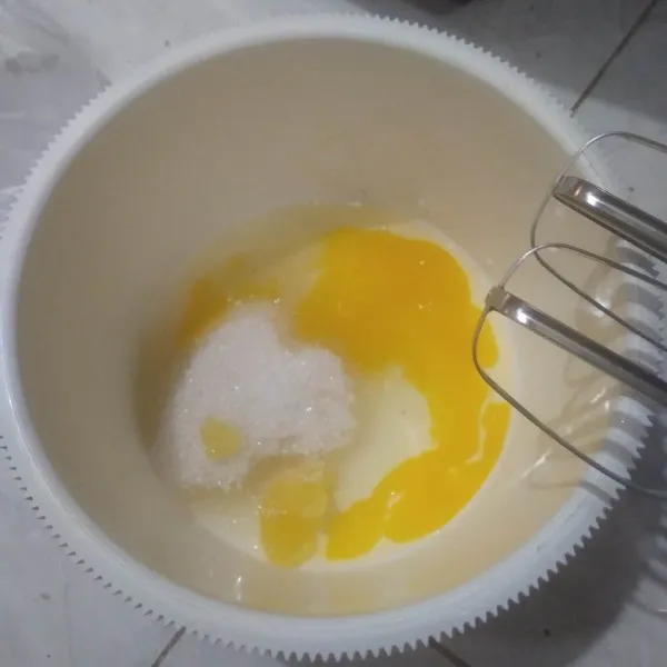 Campurkan telur, gula pasir dan emulsifier.