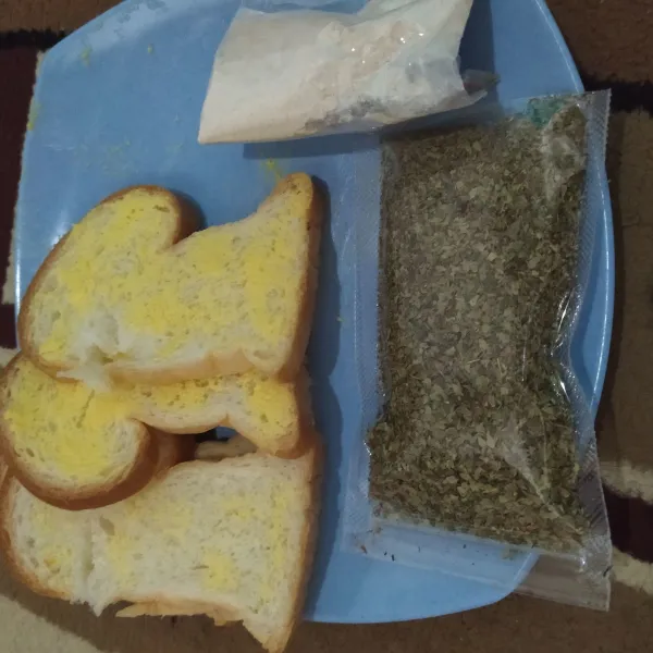 Oles roti tawar dengan margarin