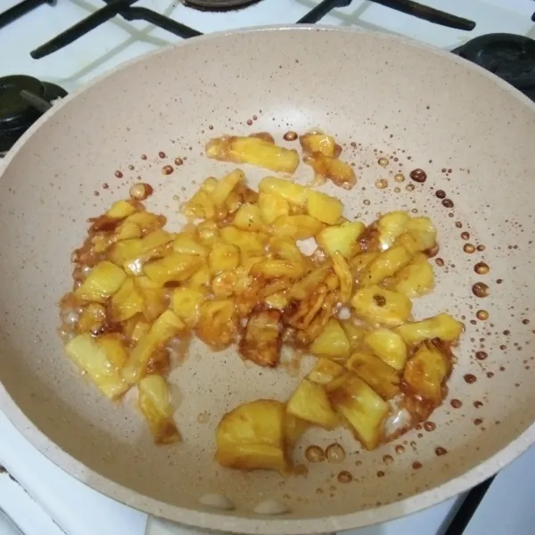 Masak hingga gula pasir berkaramel, biarkan dingin.