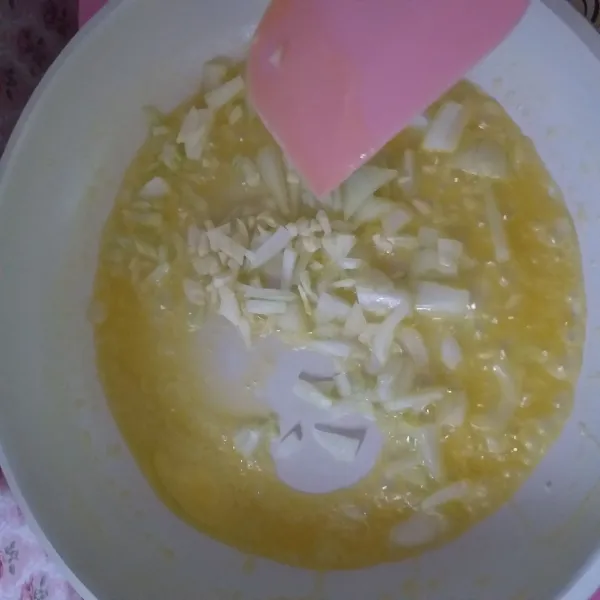 Cincang bawang putih dan bawang bombai, lelehkan mentega, kemudian tumis hingga harum.