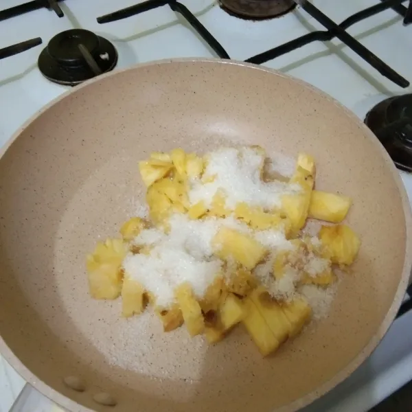 Tambahkan gula pasir, nyalakan kompor dengan api kecil.