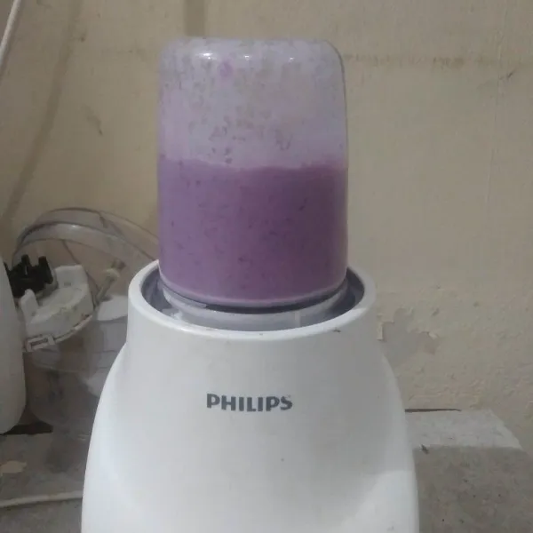 Blender halus ubi ungu dan susu cair.
