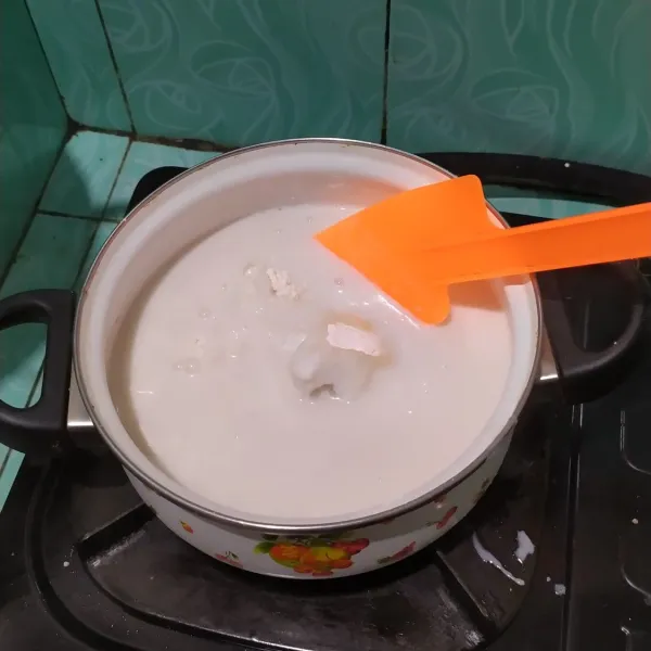 Masukan santan yang masih panas ke dalam tepung beras dan tapioka