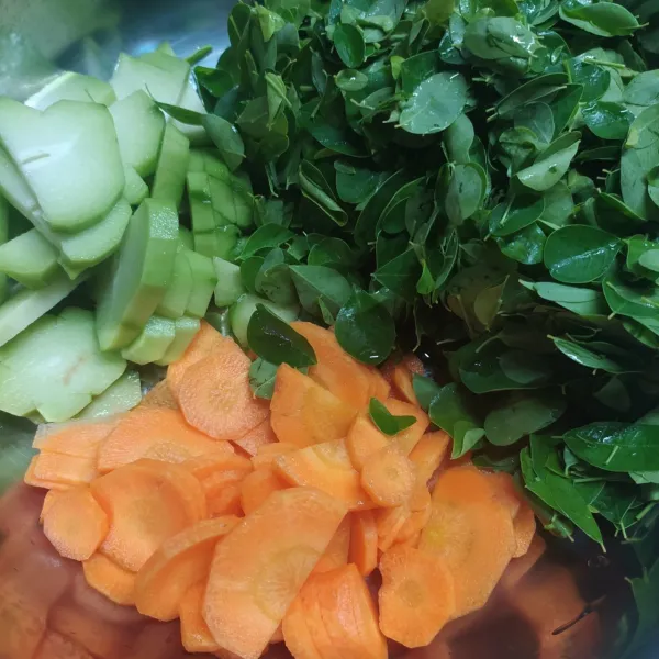 siapkan bahan sayuran. kupas labu siam dan wortel, potong sesuai selera.