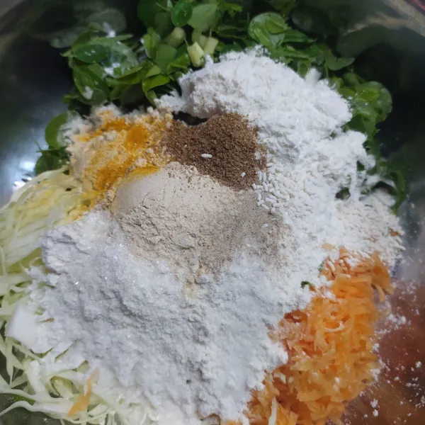 Masukkan tepung terigu, tepung beras, bawang putih bubuk, ketumbar bubuk, kunyit bubuk, merica bubuk, garam, kaldu jamur, dan gula pasir.