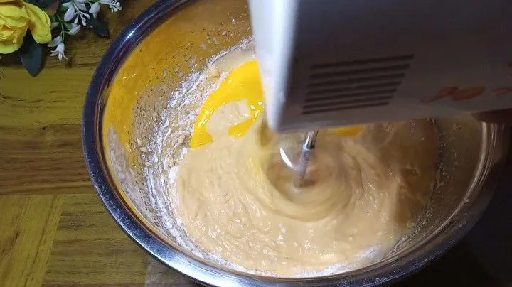 Tambahkan margarin cair.