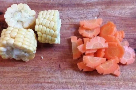 Potong-potong wortel dan jagung