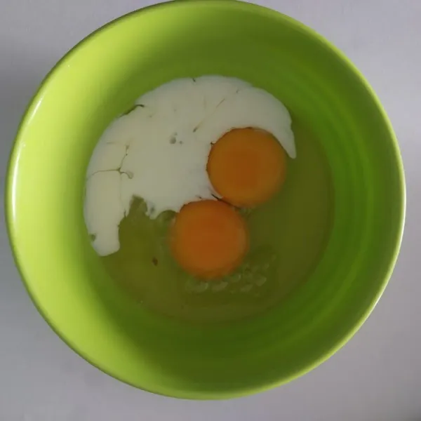 Siapkan telur lalu tambahkan susu cair dan kocok lepas.