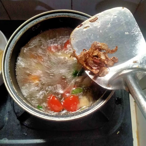 Tambahkan bawang goreng. Angkat dan siap disajikan