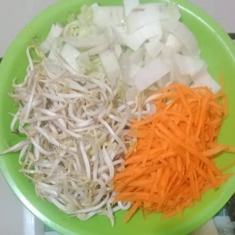 cuci bersih semua sayuran untuk wortel di kupas kemudian serut kasar memanjang untuk sawi putih potong sesuai selera sisihkan.