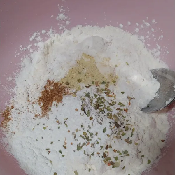 Campur jadi satu bahan kering tepung terigu, tepung beras dan maizena. Lalu bumbui dengan garam, kaldu bubuk, ketumbar bubuk, bawang putih bubuk dan oregano. Aduk sampai tercampur rata.