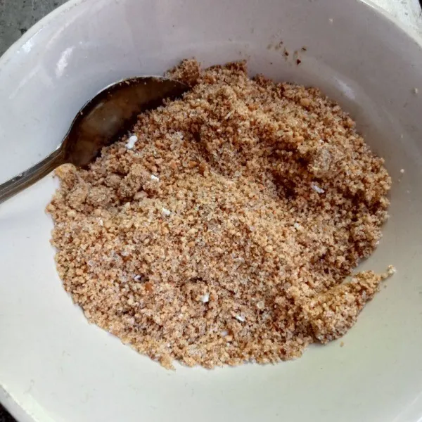 Membuat bahan isian, haluskan kacang lalu campur dengan gula pasir.