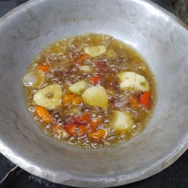 Goreng cabe, bawang putih, bawang merah dan kencur sampai ½ matang. Angkat.